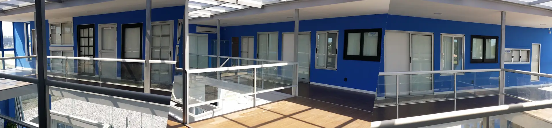 Ventanas y puertas de aluminio modernas en un entorno hogareño elegante